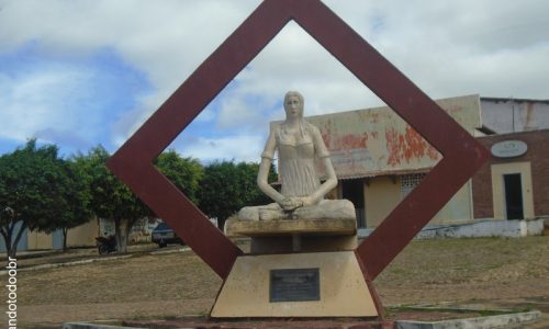 Araripe - Estátua em homenagem a Raspadeira de Mandioca