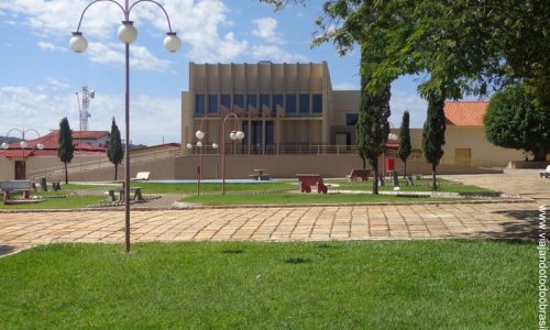 Araçu - Praça da Igreja de Santa Rita de Cássia