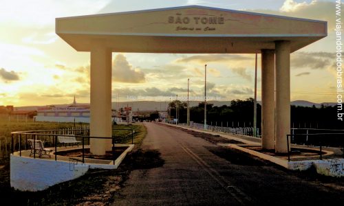 São Tomé - Pórtico na entrada da cidade