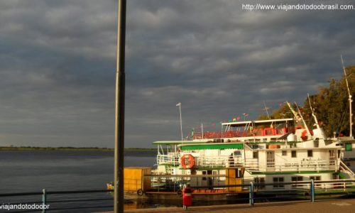 Corumbá - Chalanas atracadas no porto