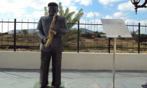 Flores - Estátua em homenagem a Moacir Santos