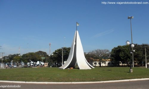 Nova Andradina - Rotatória na Avenida Principal