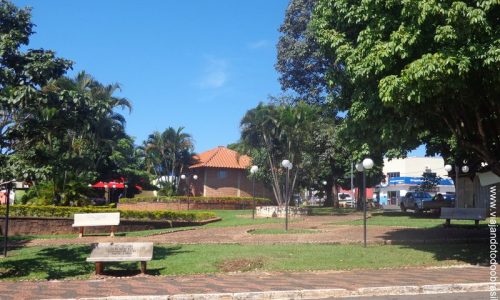 Paraúna - Praça da Igreja Matriz do Menino Jesus