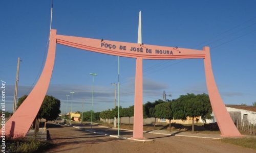 Poço de José de Moura - Pórtico na entrada da cidade
