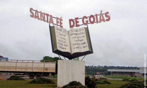 Santa Fé de Goiás - Letreiro na entrada da cidade