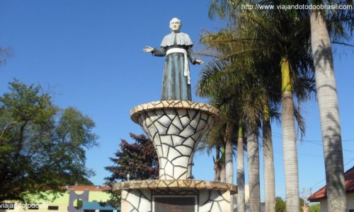 Vicentina - Estátua em homenagem a Padre José Daniel